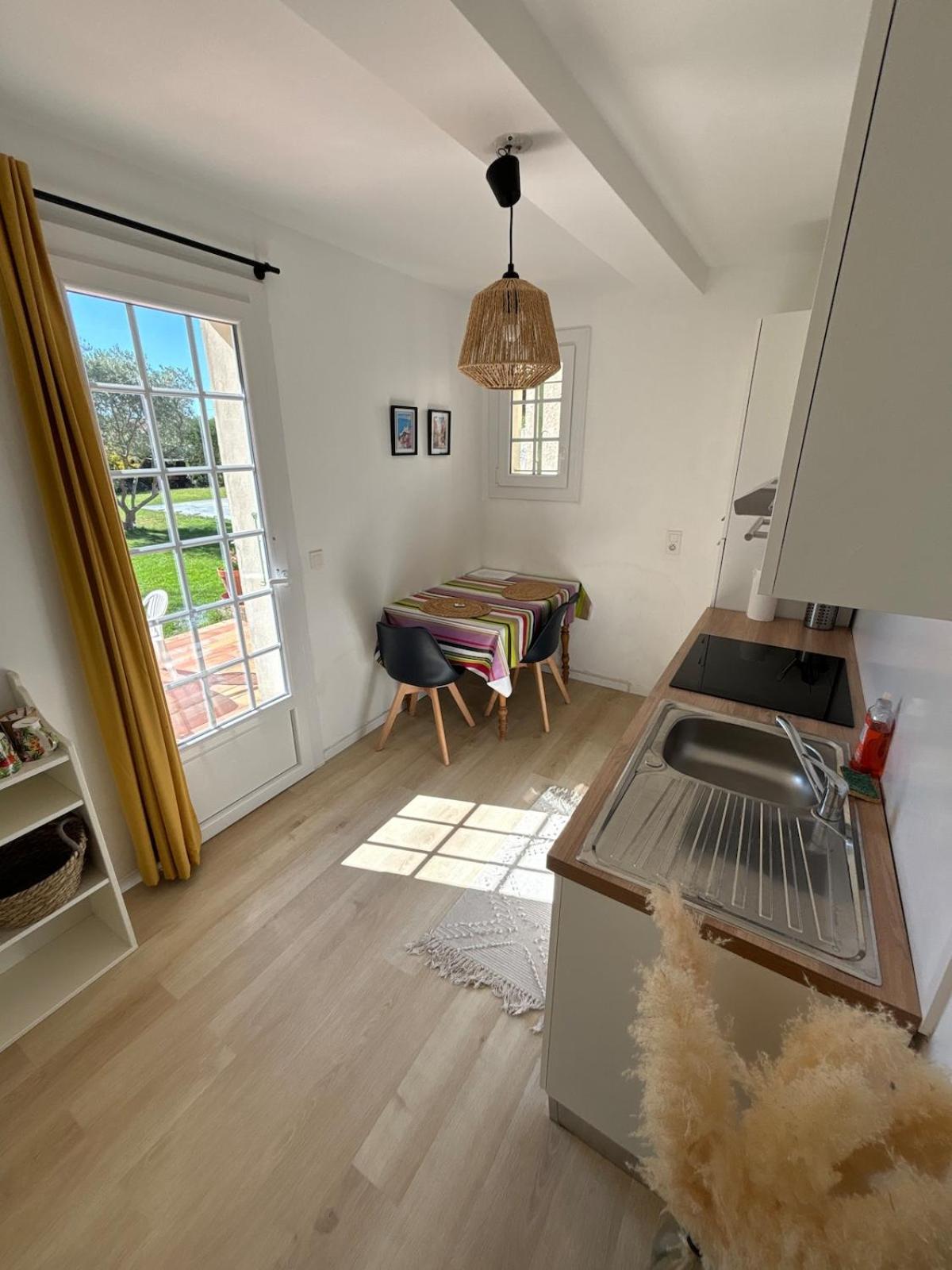 La Barben Studio En Provence Avec Piscine מראה חיצוני תמונה
