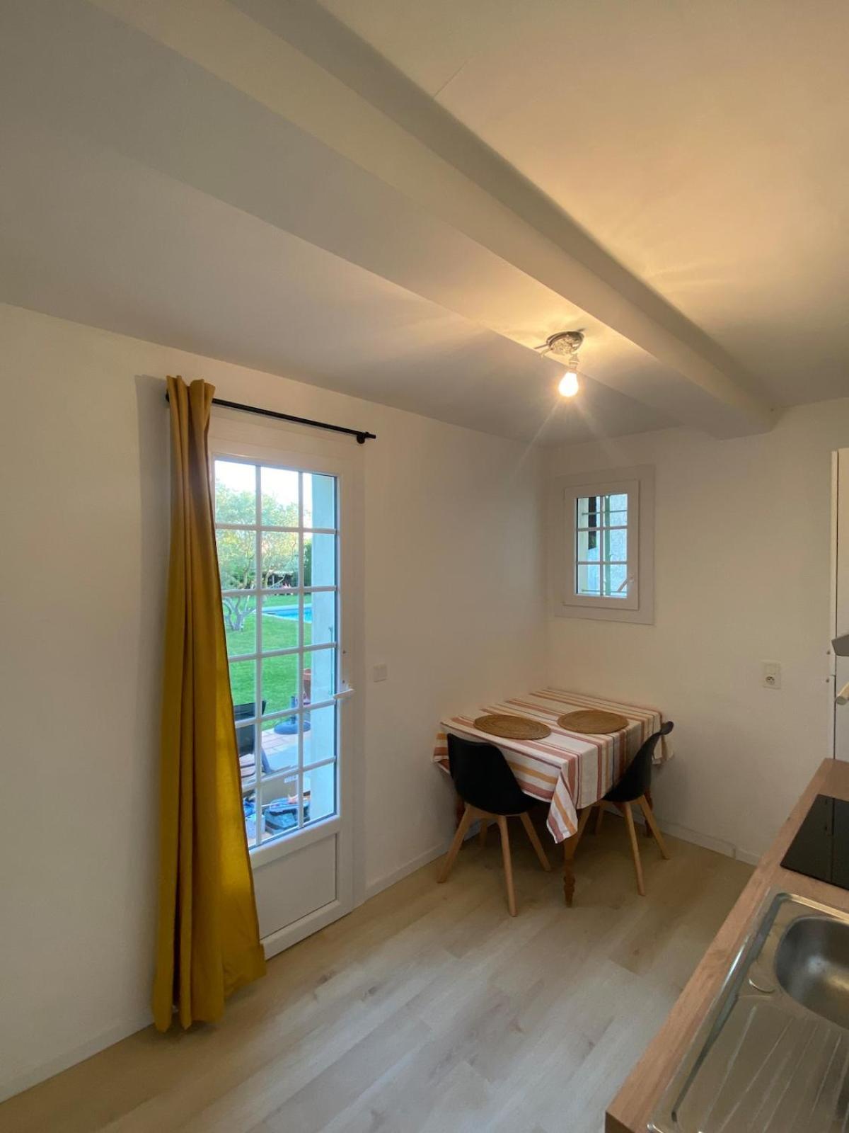La Barben Studio En Provence Avec Piscine מראה חיצוני תמונה