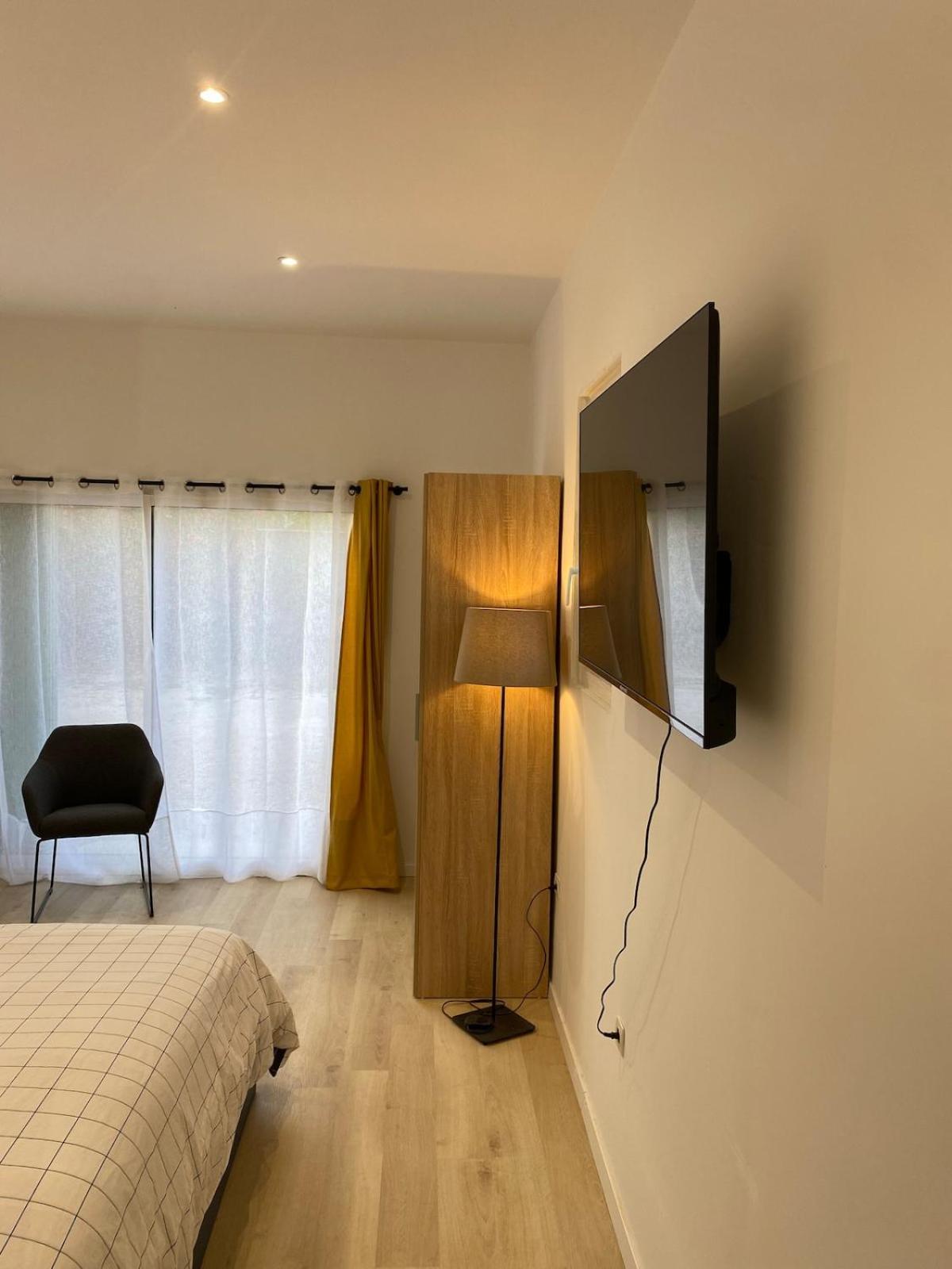 La Barben Studio En Provence Avec Piscine מראה חיצוני תמונה