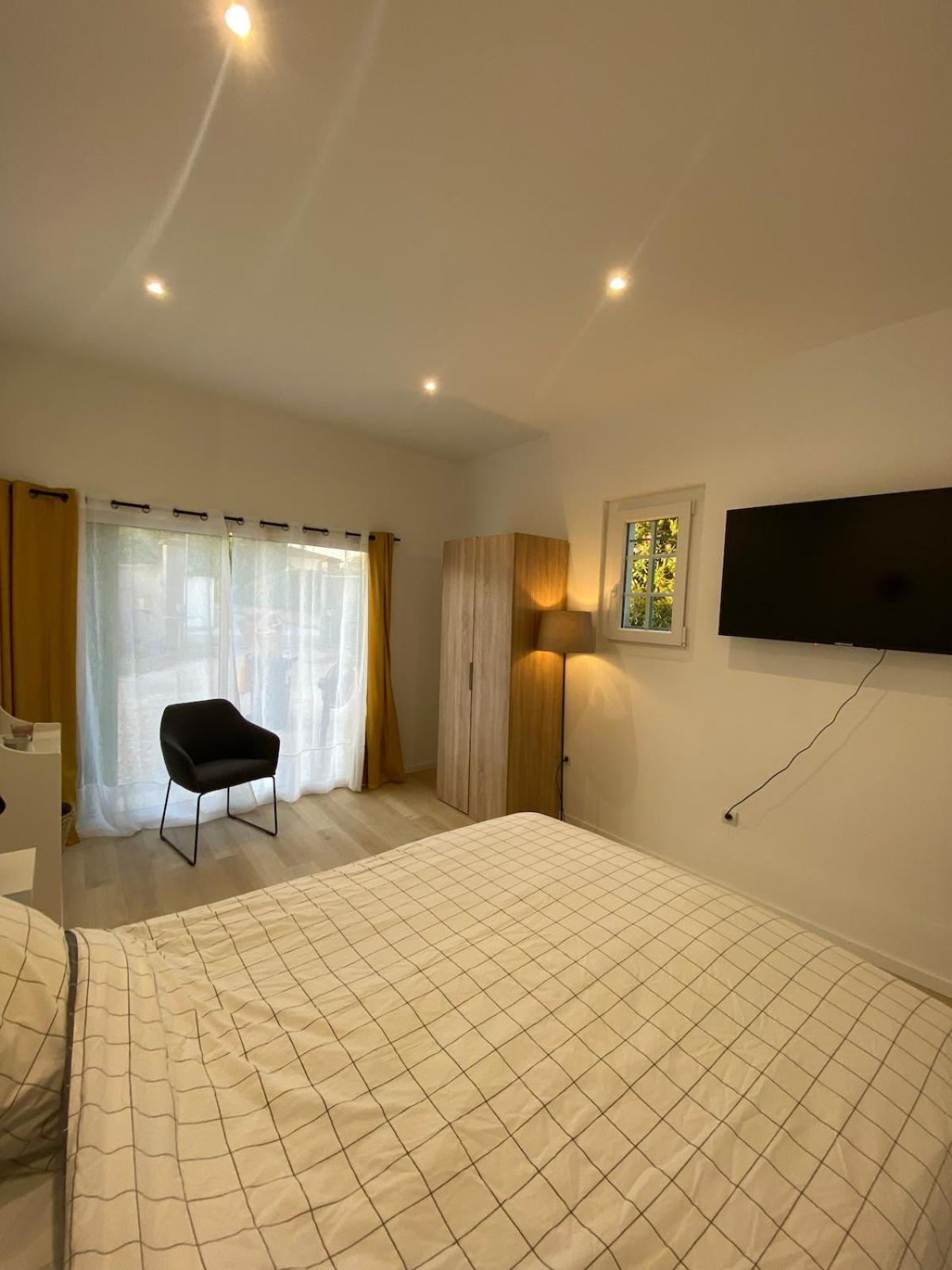 La Barben Studio En Provence Avec Piscine מראה חיצוני תמונה