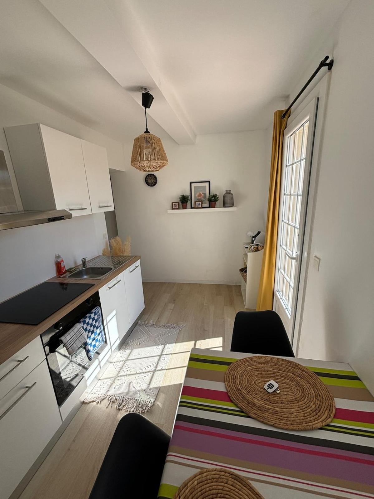 La Barben Studio En Provence Avec Piscine מראה חיצוני תמונה