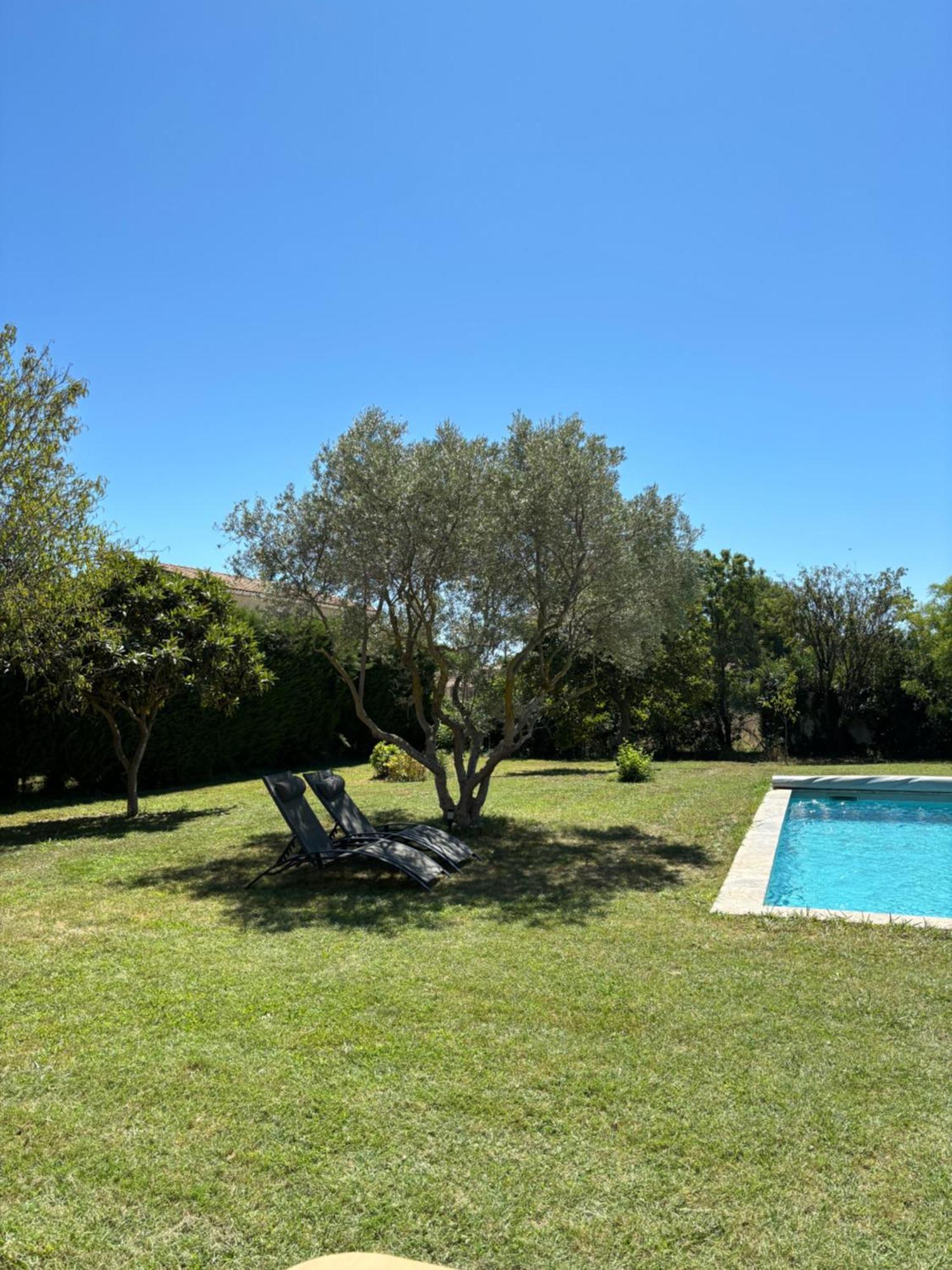 La Barben Studio En Provence Avec Piscine מראה חיצוני תמונה